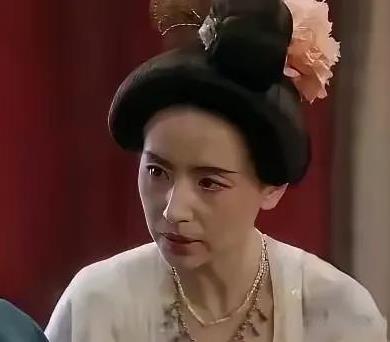 董洁，这是又在演什么新剧了吗？这造型师，化妆师都不怎么给力，这装扮毫无美感。
现