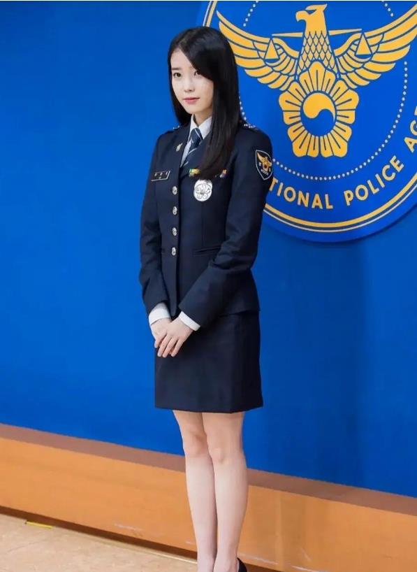 这是哪国的警服，真是好看。。