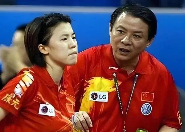 他是王励勤的恩师，乒乓球界的传奇教练，曾与尹肖、吴敬平齐名，桃李满天下。如今，他
