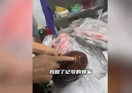 “太缺德了！”广西北海一男子去吃海鲜，挑了一个黄油螺，老板一称3.8斤，男子觉得