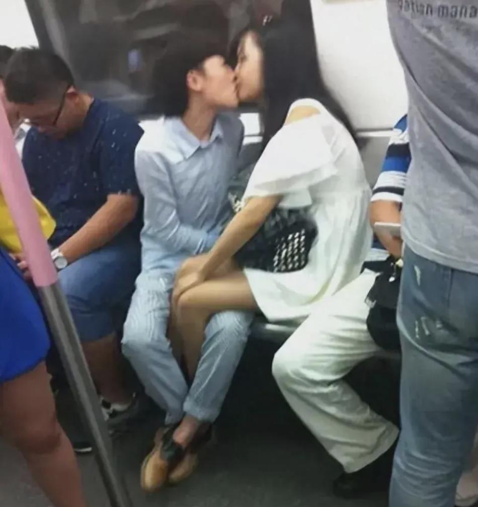 社会观察：“天呐，这是演限制级大片吗？”2024年9月，地铁车厢里，一对情侣行为