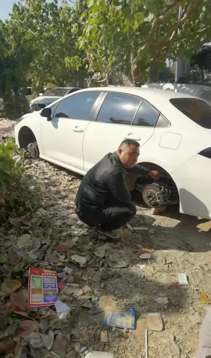 两桶油大军到底有多不容易？
这些车主为了回家有面子，会将车辆停在厂子附近一些偏僻