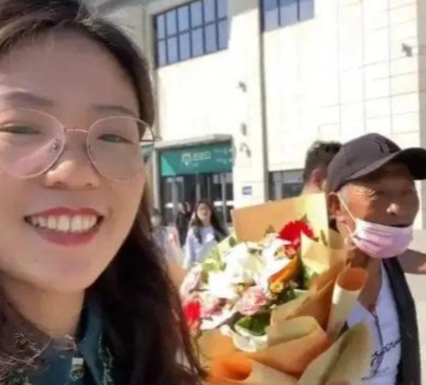 2018年，一山西姑娘，在北京地铁站为一陌生老人指路，并给了100多元现金。哪料