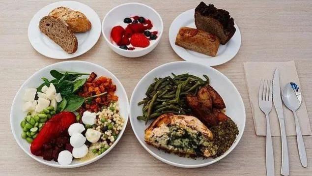 巴黎奥运癫料不断！运动员餐50%全是素菜，完全不给薯条！各国只能自带厨师空调…