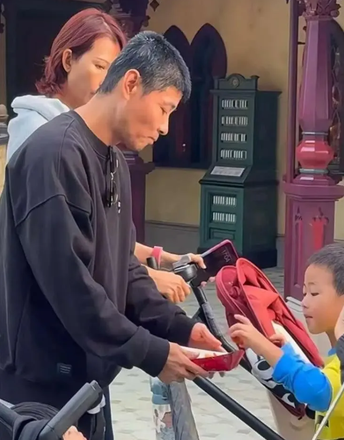 蔡少芬的一家出游被偶遇。张晋头发已经白了一半，现年50岁的他，这个状态也太真实了