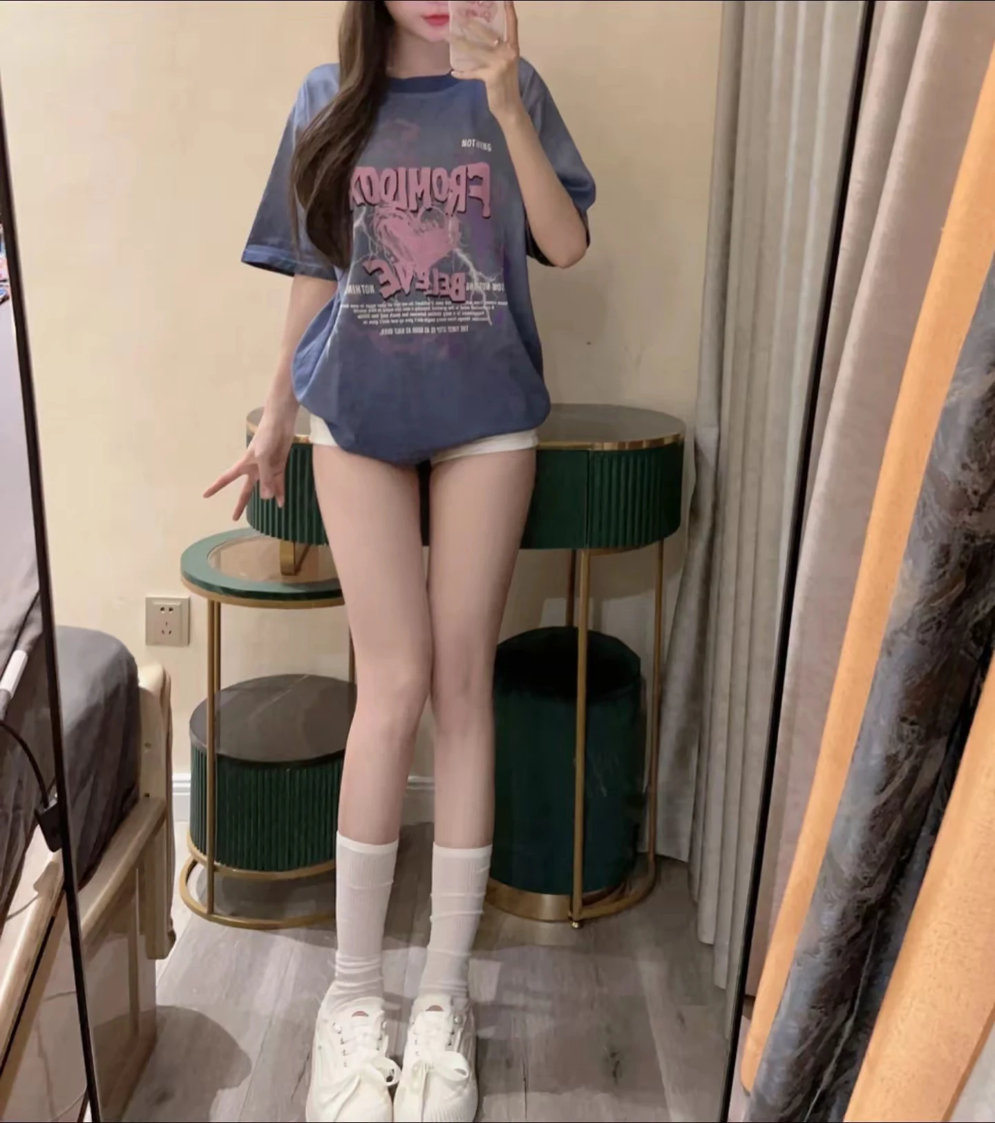 一对夫妻在洗完澡准备进行二人世界，突然发现忘记做安全措施了。老公着急地对妻子说：