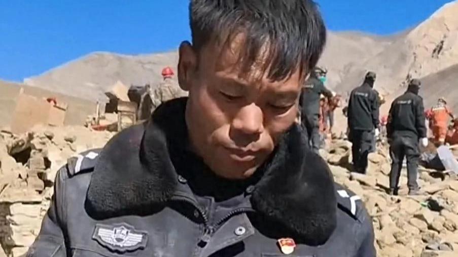 西藏辅警伦珠，儿女被压死，他不敢哭，只能不停工作麻痹自己！