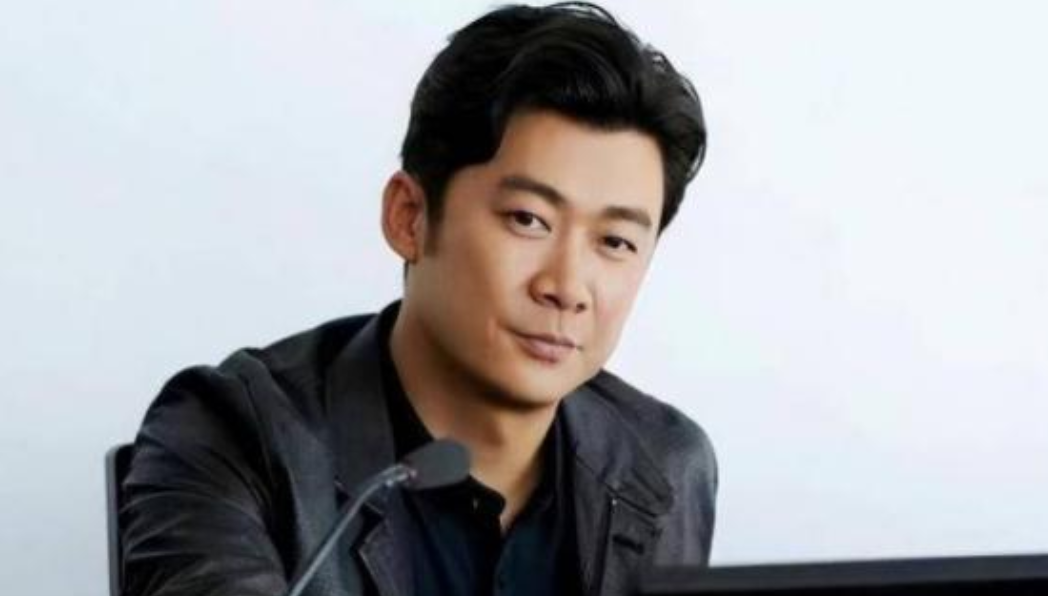 一次，郑晓龙来找曹征，曹征开门一看是郑晓龙，便赶紧把门关上，他觉得郑晓龙来找他拍