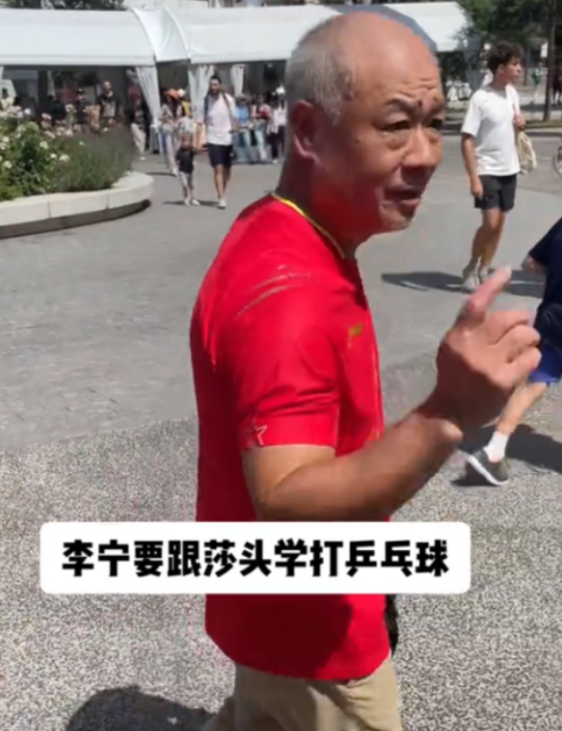 “体操王子”李宁，你没有看错，头上谢顶，弯腰驼背，额头布满皱纹，走在街上就是普通
