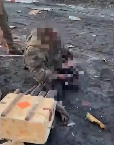 一支负责乌军后勤补给的车队在库尔斯克州的土路上，遭到俄军自杀无人机的机群攻击，这