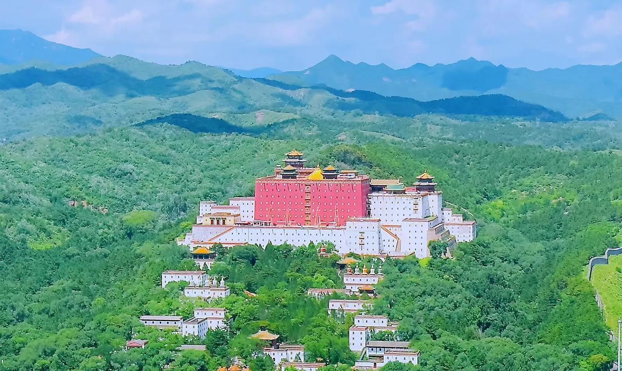 赤峰黄粱岗林场
位于内蒙古赤峰市克什克腾旗的黄粱岗林场，一到夏天，这里变成了童话