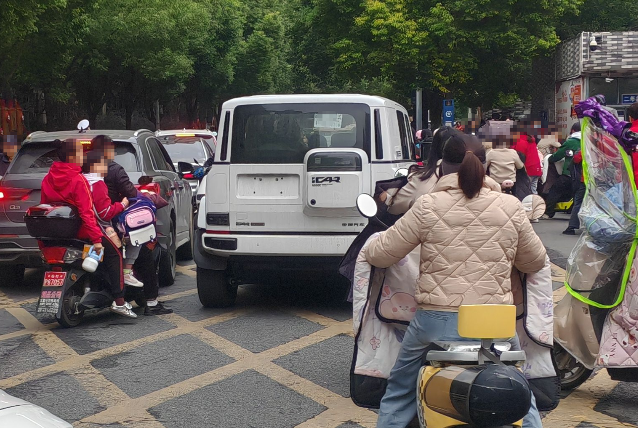 还在苦哈哈的等提车？早上看到了V23实车