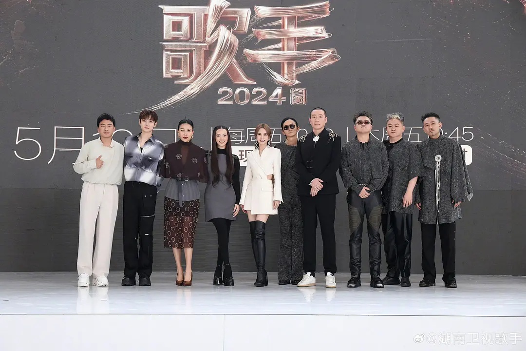 《歌手2024》以直播形式回归，首发阵容引争议。首播效果不理想，观众差评多，歌手