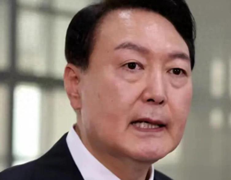 相信大家也关注到了，尹锡悦昨晚上演了一出“闹剧”，匆匆的发生，又匆匆的结束！其试