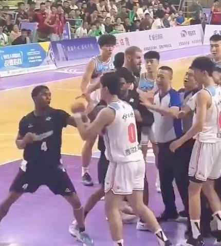 中美篮球赛中虽然发生了冲突，但新疆队有几点表现让人不得不称赞：

1. 有血性。