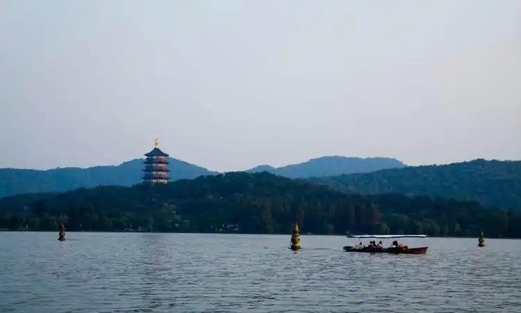 为什么杭州市长不把西湖填平盖房挣钱呢？

其实当初确实有人提出过这个想法，但是被