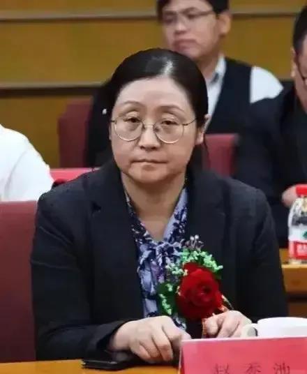 听了房产女专家赵秀池的讲话，简直能惊掉下巴，毁我三观，令人非议所思。她认为房子越