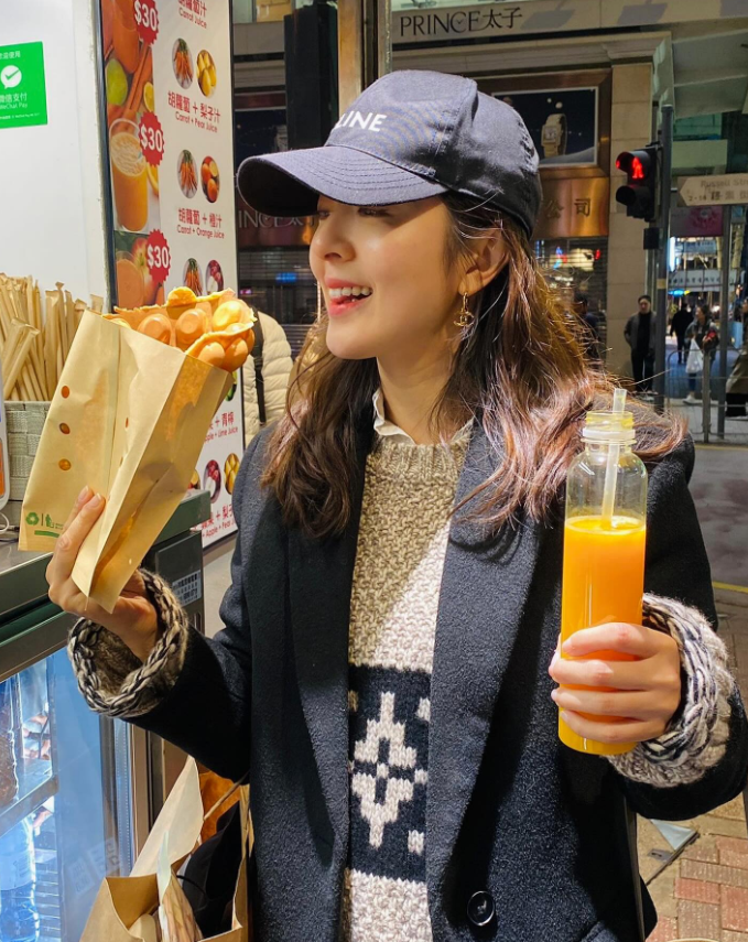 她是香港一位很出名演员，当年在香港TVB算是顶级美女，拍过很多出名电视剧，她今年