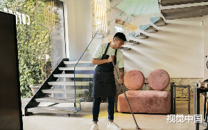 老婆和女儿都喜欢男保姆，我成全她们