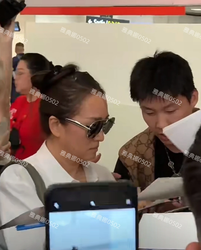 机场遇到巩俐，58岁的她发际线也升高了很多，但依然身材苗条美丽大方气质出众，戴着