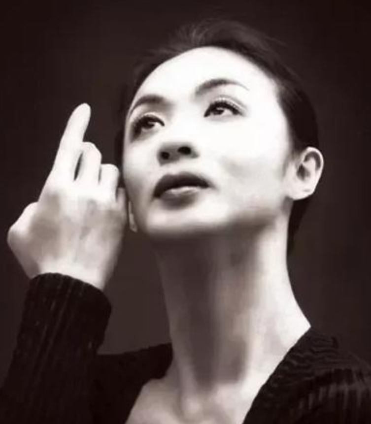 记者采访金星时，直接抛出个尖锐问题：“你变性前和女生洗澡，会不会有啥生理上的感觉