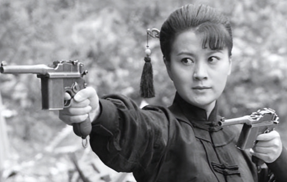 1941年，21岁的女战士莫林被俘，眼看就要被活埋。敌人问：“你认识莫林吗？”莫