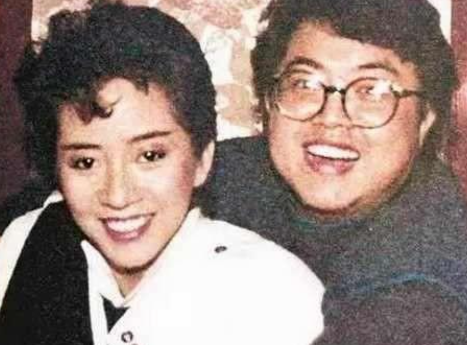 03年，梅艳芳离世留下了2亿财产，葬礼当天梅艳芳的母亲心情大好地哼着小曲，准备接