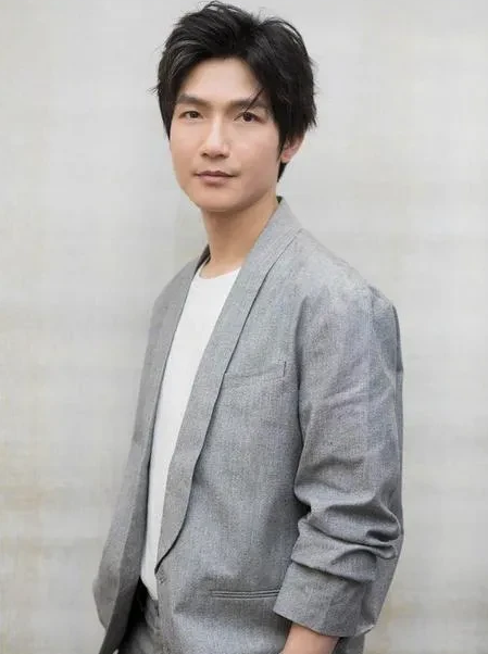 当年陈楚生走红后，公司的领导对他说:“为了你的前途着想，你不能公开与女友的关系，