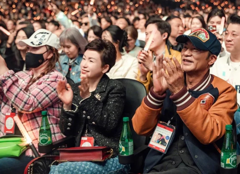 华哥华嫂现场观看小齐哥的演唱会，华嫂保养得太好了