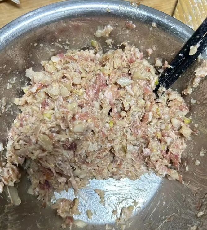 我的妈呀！每次包饺子包包子总会剩下一点馅子，扔了怪可惜，留着又不知道咋用。今天妈