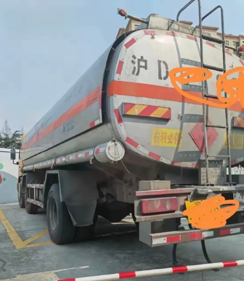 我堂哥在上海开油罐车，柴油汽油随便拉，但你知道他咋说食用油吗？他说那玩意儿金贵，