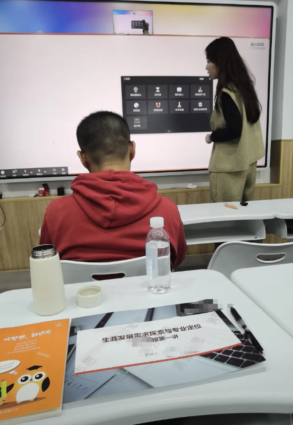 永远记住一句话，高三生压力是极其大的，无论优生还是差生！
昨天去机构听志愿填报的