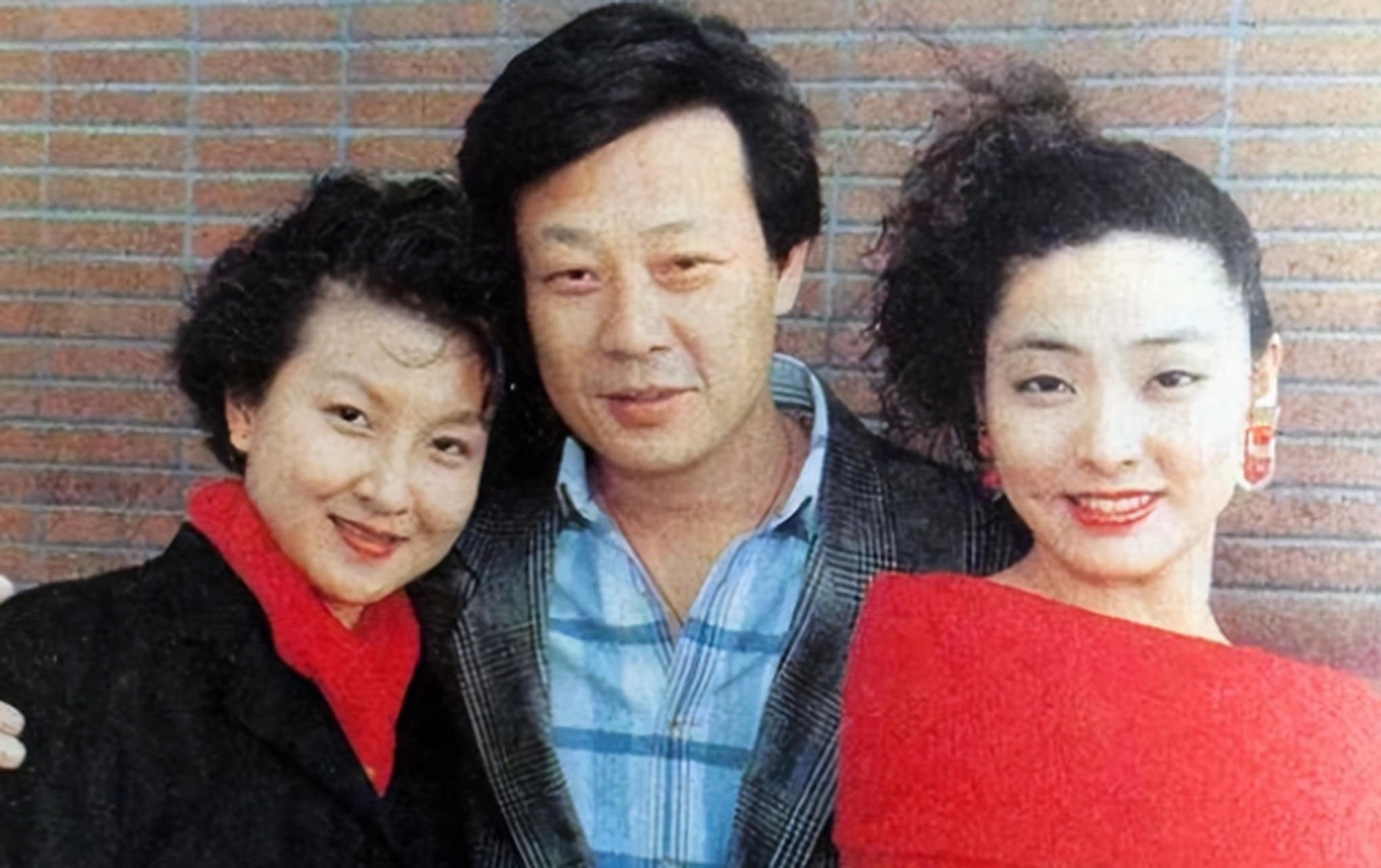 1996年，已婚的寇世勋把情人许黎丹带回家，他对妻子崔瑶琪说：“以后你住3楼，她