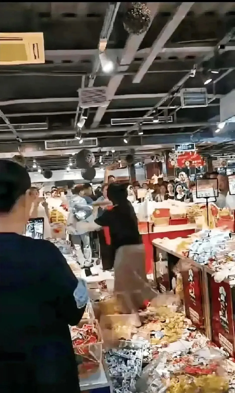 这得赔多少钱？深圳超市里的吃货大闹现场