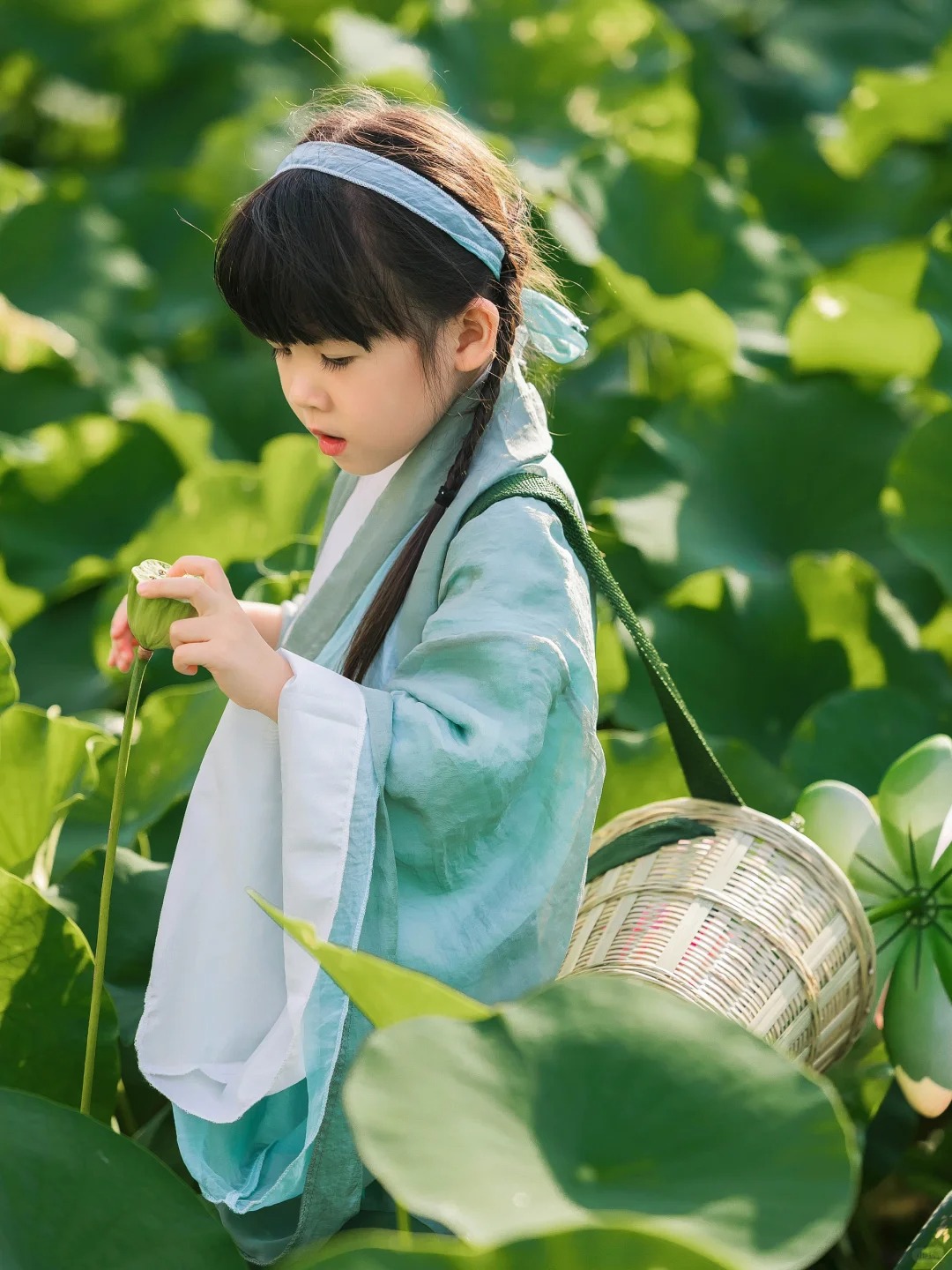 我已经开始期待东莞这片荷花池啦🌺
梦里水乡，和风微醺
这个夏天一起来赏荷花吧
