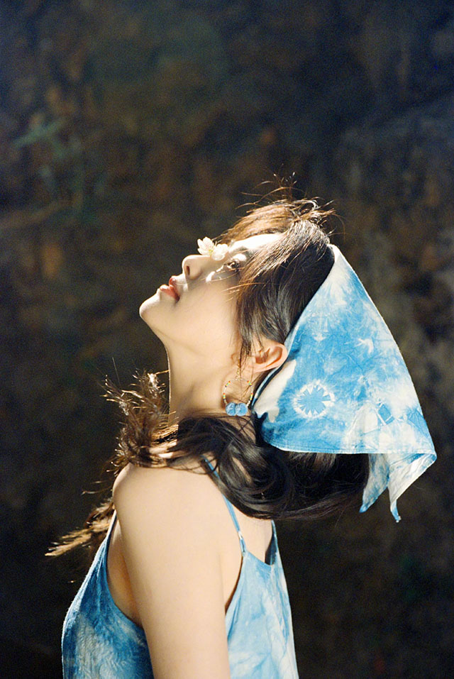 #白鹿扎染裙#一直觉得，白鹿像个邻家女孩。但这一次，她的侧颜杀到我了。