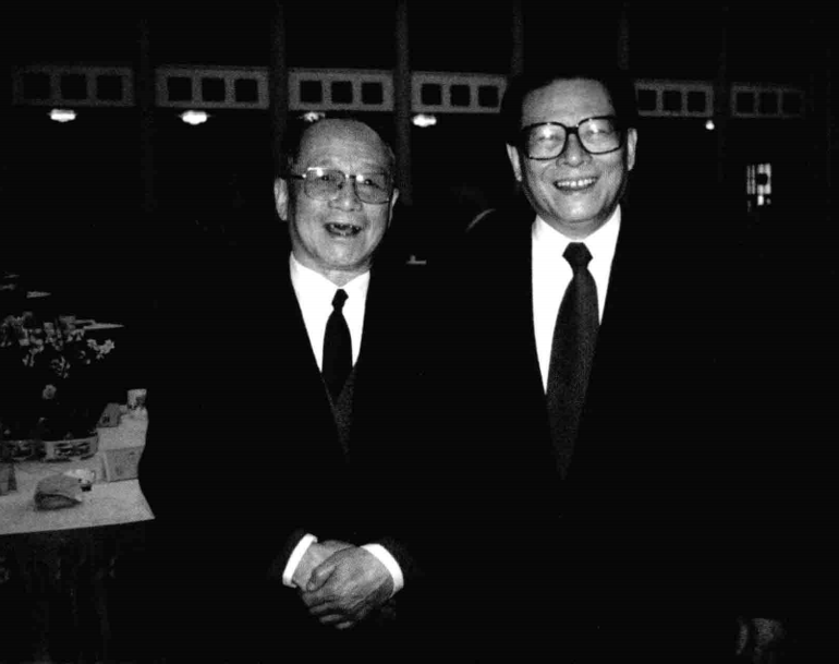 江同志这是和谁握手？说起来，他当年还曾是江同志的顶头上司呢。他就是谷牧，一位懂经