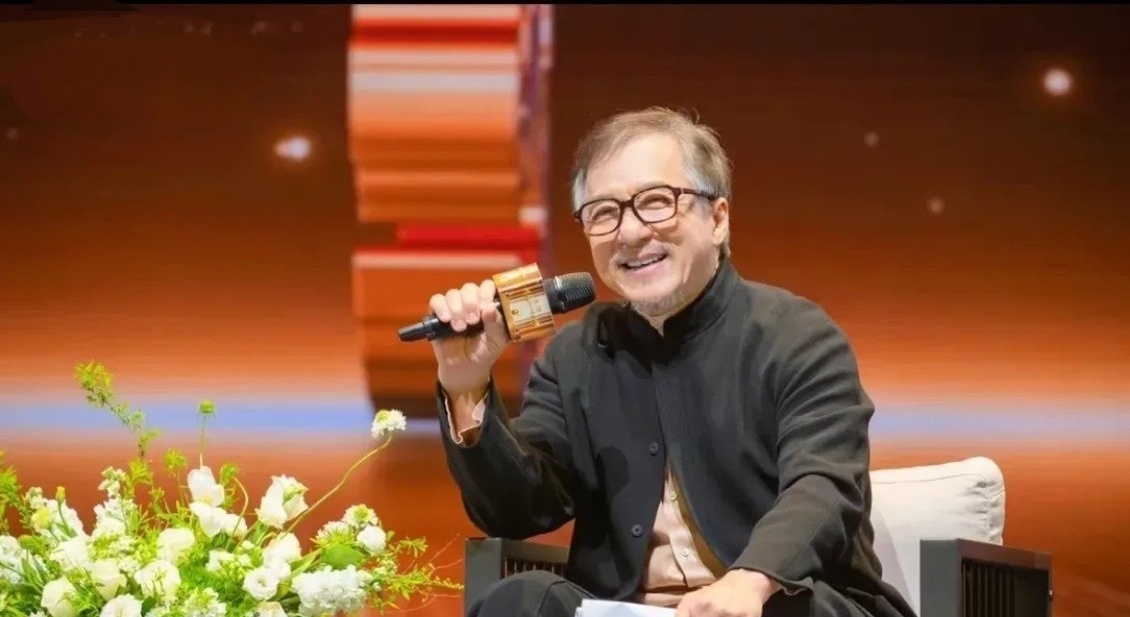 无惧流言影响，成龙新片《陌生家庭》开机，洪金宝暖心维护
近日，成龙出席活动，头发