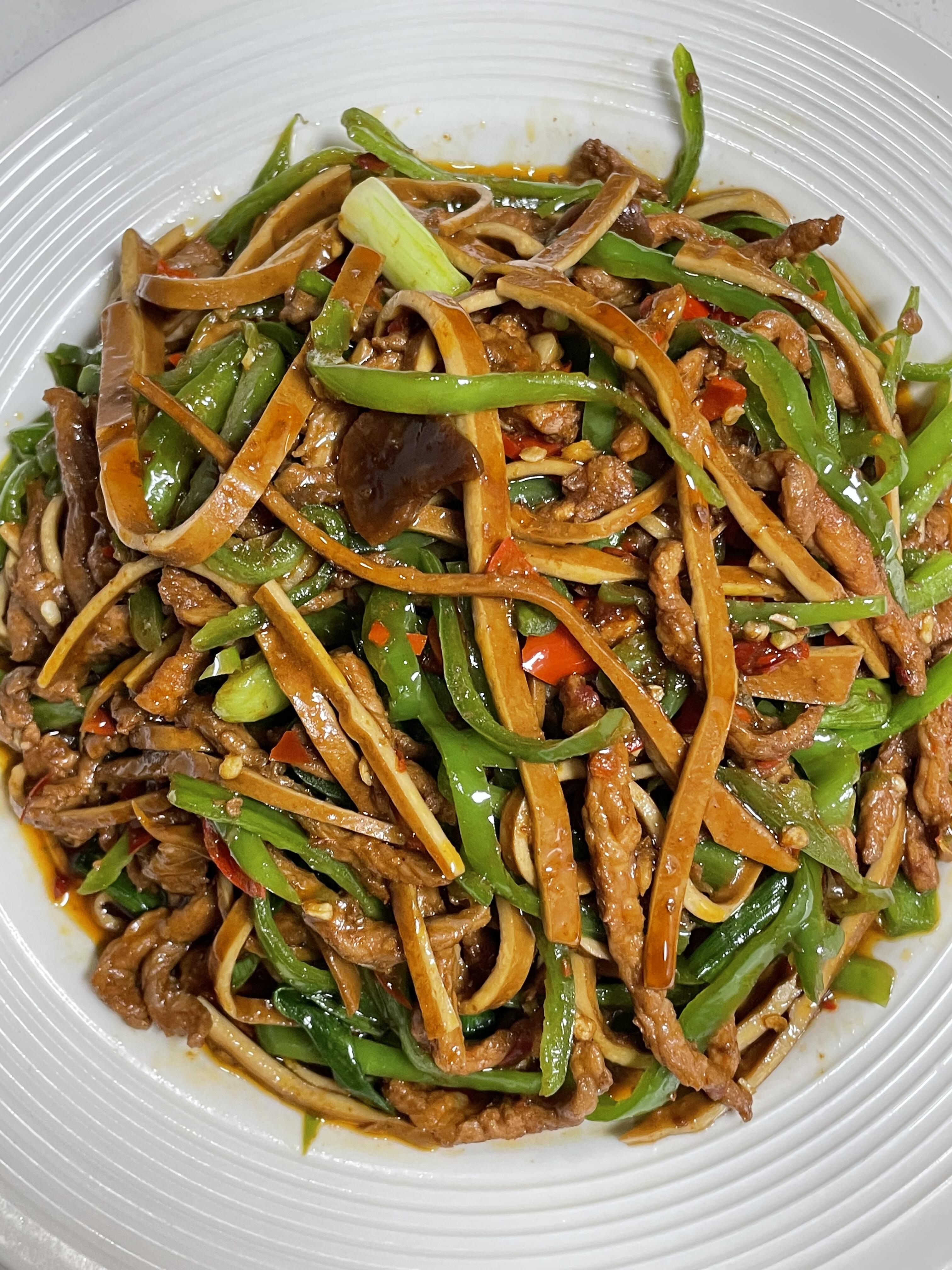 青椒豆干肉丝。这个做法做出来，家里就得多煲米饭，下两碗米饭不是问题。喜欢的宝子可