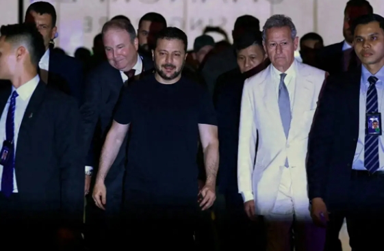 从泽连斯基在社交平台“X”发布的帖文大概也能推测出他此行的目的。值得一提的是，除