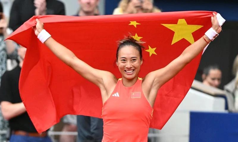 2025年澳网赛场，郑钦文意外负于世界排名九十七位的劳拉·西格蒙德，止步赛场。在