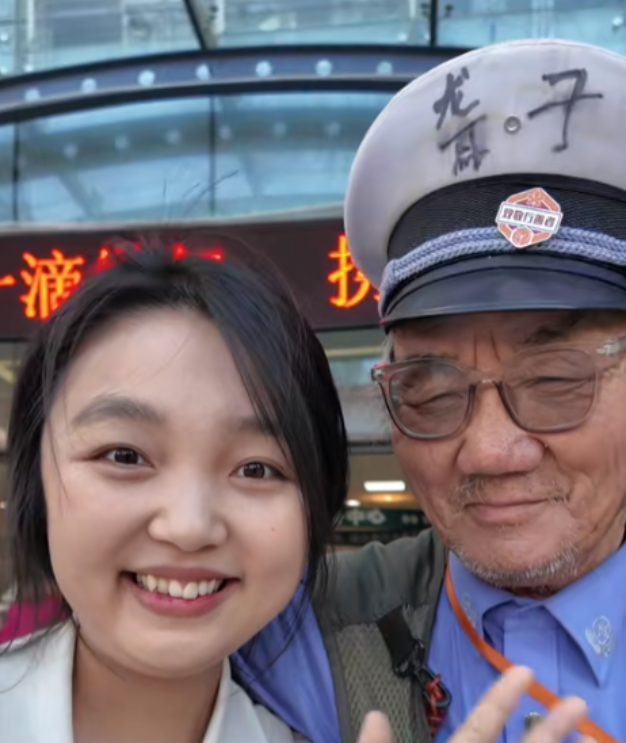 “这个小女孩你火了！”江西南昌，小女孩路上偶遇一大群兵哥哥拉练，连忙笑着给哥哥们