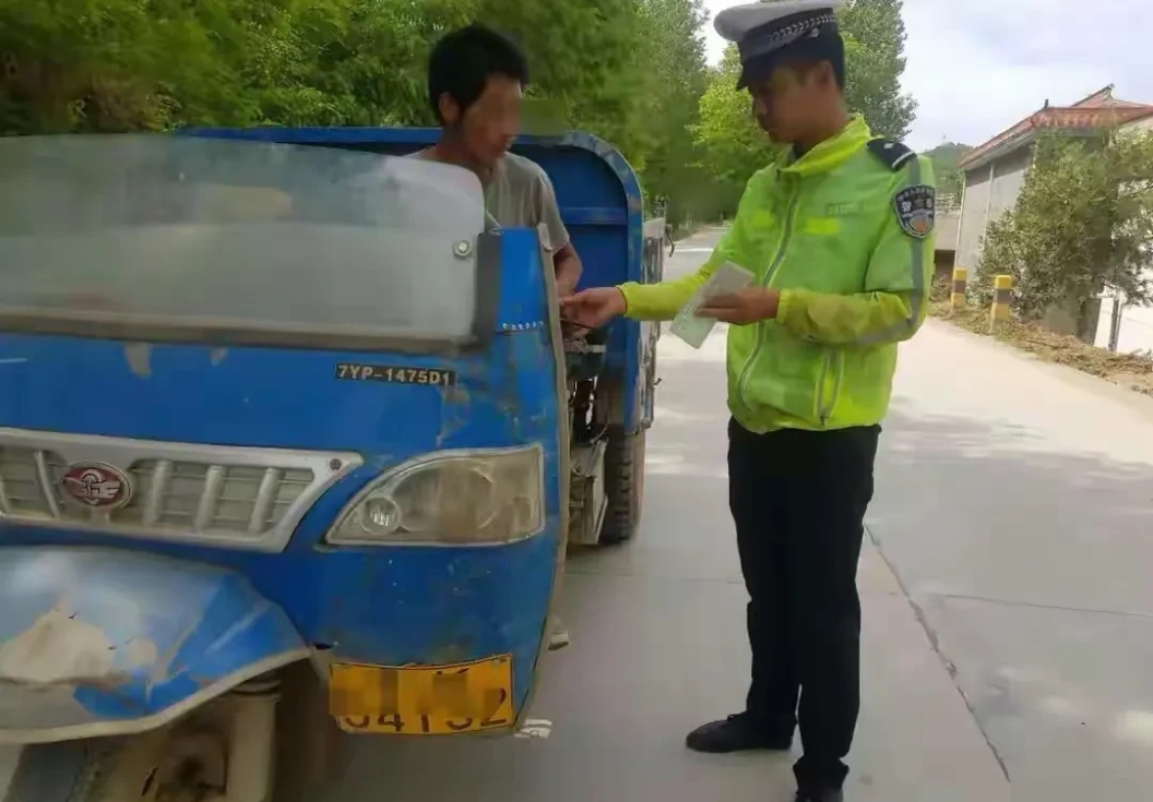 内蒙古，一男子为方便种地，在田间修了条小路，专门供三轮摩托车拉肥料，岂料，一次男