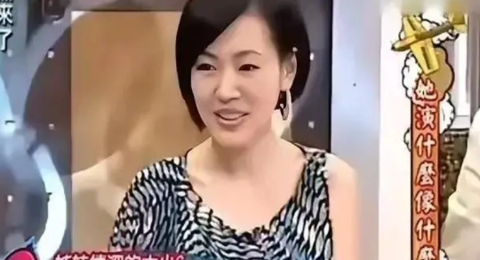 娱乐圈这对国民姐妹花的塑料情缘终于被撕开遮羞布！知情人士最近给吃瓜群众们投喂了个