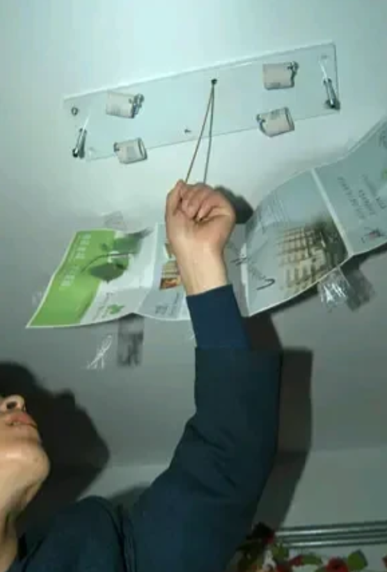 细思极恐！四川成都，年轻女孩一个人住，无意中，在家里发现了一个摄像头。留心观察并