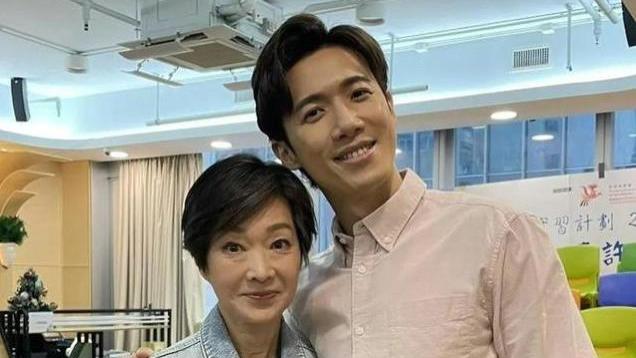 TVB元老级主持疑似离巢，与初恋男友相爱40年坚持不婚主义