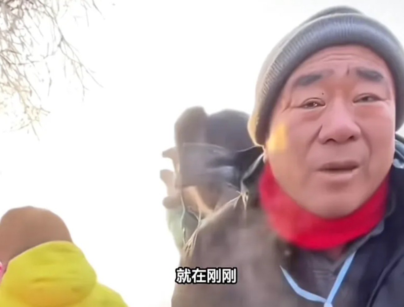 吉林大爷爬犁碰人事件，网民现在有五大疑点：
第一、能不能公布一下狗拉爬犁照片，到