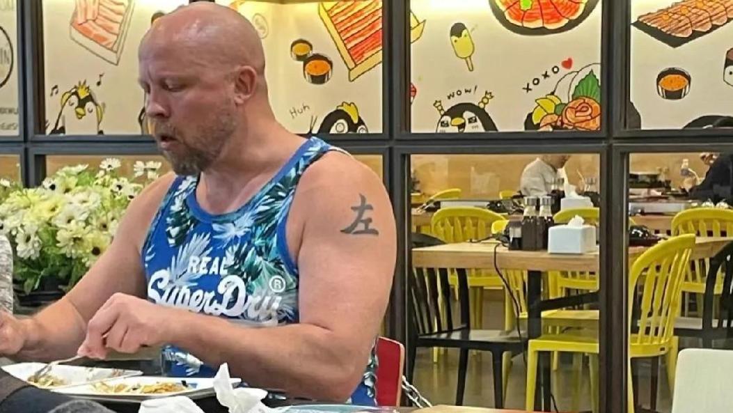 爱上中国字的美国人：身背“猪狗”纹身满街走