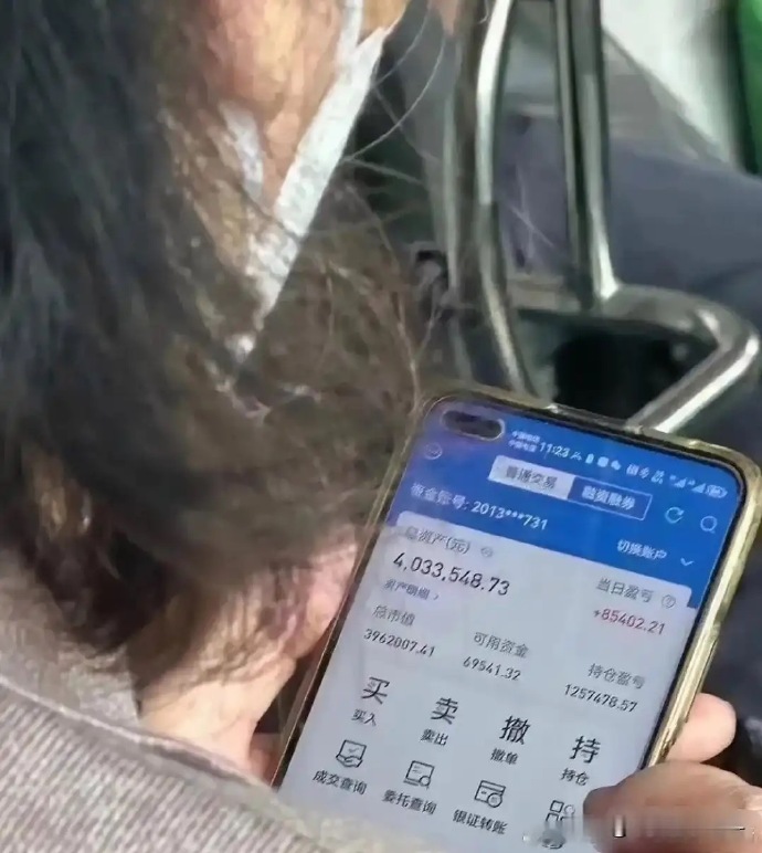 公交车上看到的，我整个人都弄自闭了。 ​​​ 