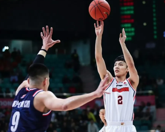 广东宏远CBA排名上升速度惊人，16连胜的上海依然在季后赛边缘徘徊！
随着1月1
